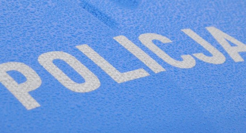 Dzierżążno. 70-latek uderzył w drzewo - jedna osoba w szpitalu
