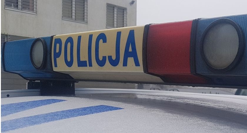 24-latek uderzył seatem w drzewo. Był nietrzeźwy