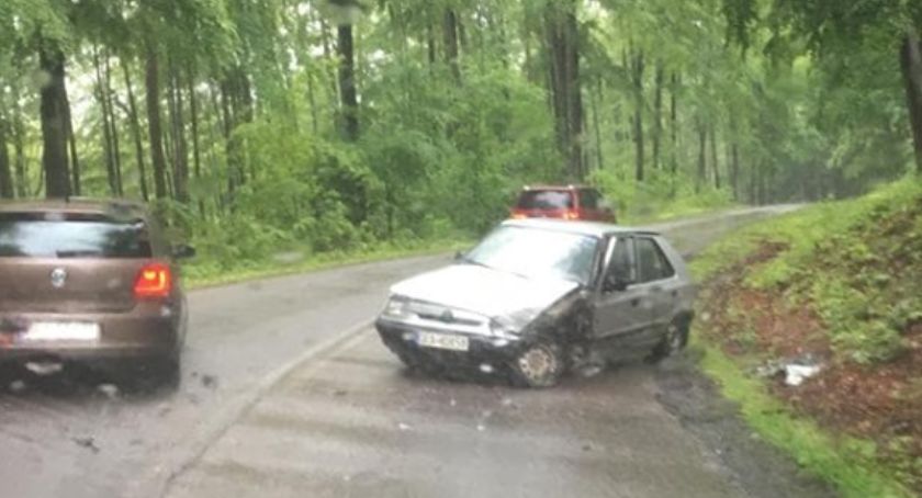 Czołowe zderzenie dwóch pojazdów w Prokowie 