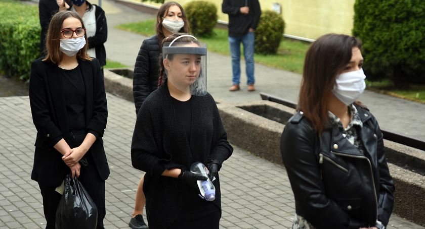 Matura w dobie pandemii - młodzież rozpoczęła egzaminacyjny maraton