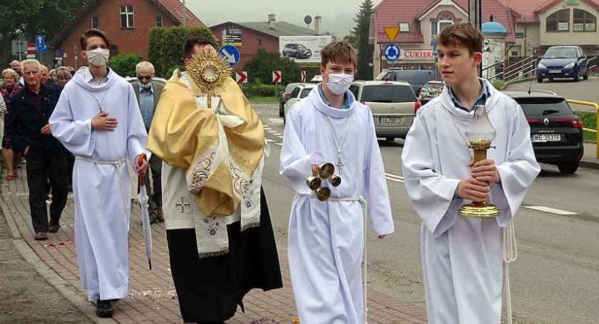 Procesja księży ulicami Żukowa
