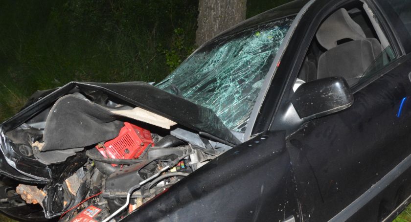 Ręboszewo. Volvo uderzyło w drzewo - nie żyje mężczyzna, drugi jest ranny