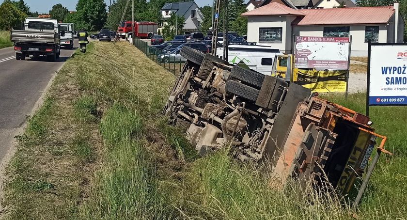 Kiełpino. Śmieciarka wpadła do rowu