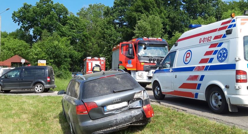 Sianowo-Kolonia. VW Caddy najechał na tył audi. Jedna osoba w szpitalu
