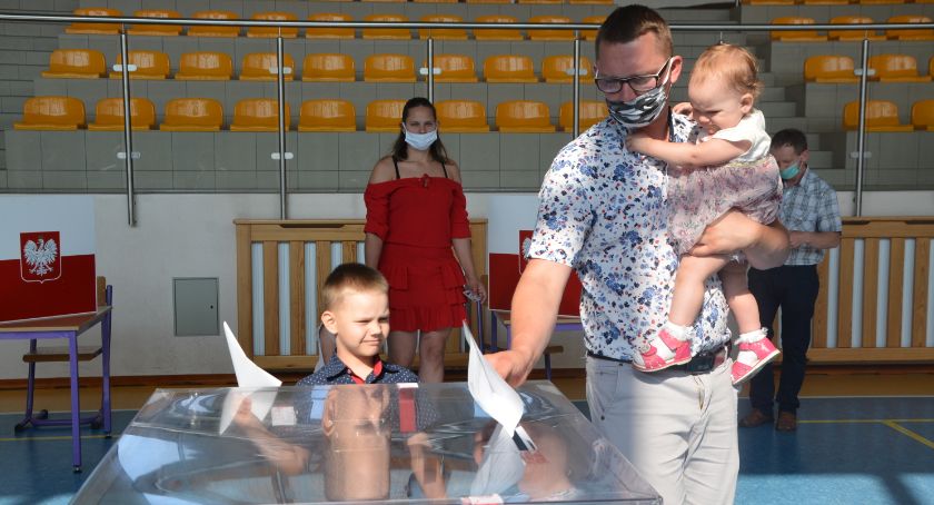 Lokale wyborcze zamknięte. I tura wyborów prezydenckich za nami. Trwa licznie głosów