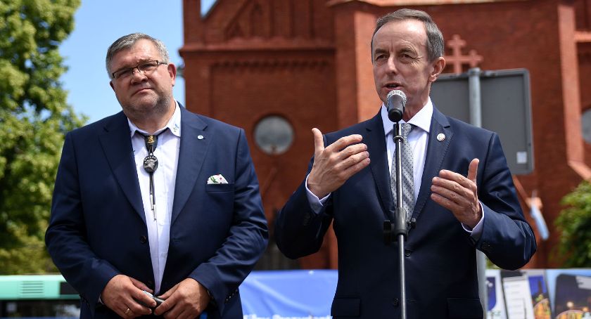 Marszałek Grodzki spotkał się z mieszkańcami na Rynku w Kartuzach