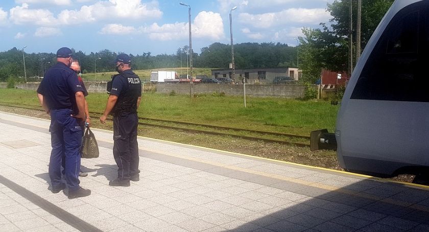 Policjanci kontrolowali pasażerów PKM - wystawiono 12 pouczeń