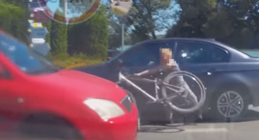 Chmielno. Siedmioletni rowerzysta wpadł między dwa samochody [WIDEO]