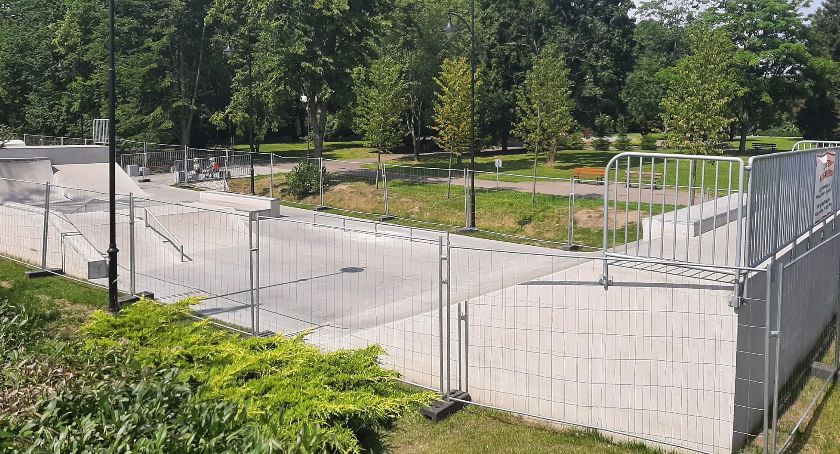 Skatepark został ogrodzony. Czy to powstrzyma młodzież przed korzystaniem?