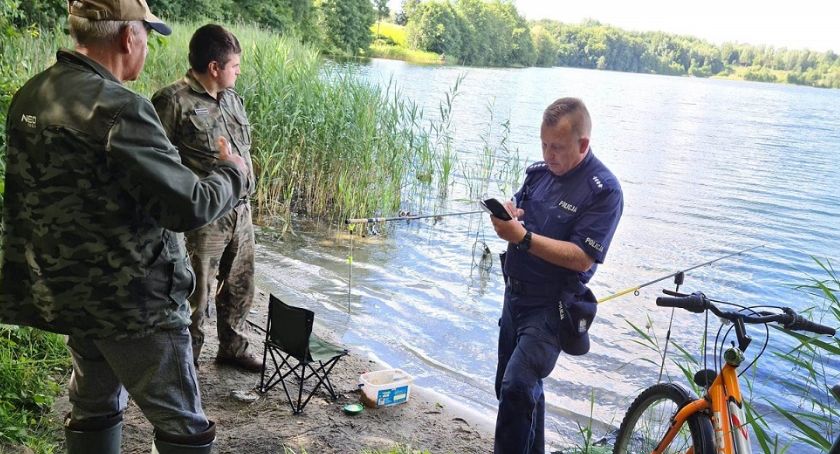 Policjanci ze strażą rybacką kontrolowali wędkarzy