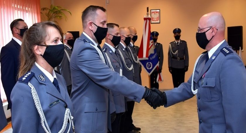 Święto Policji w Kartuzach - funkcjonariusze z awansami i odznaczeniami