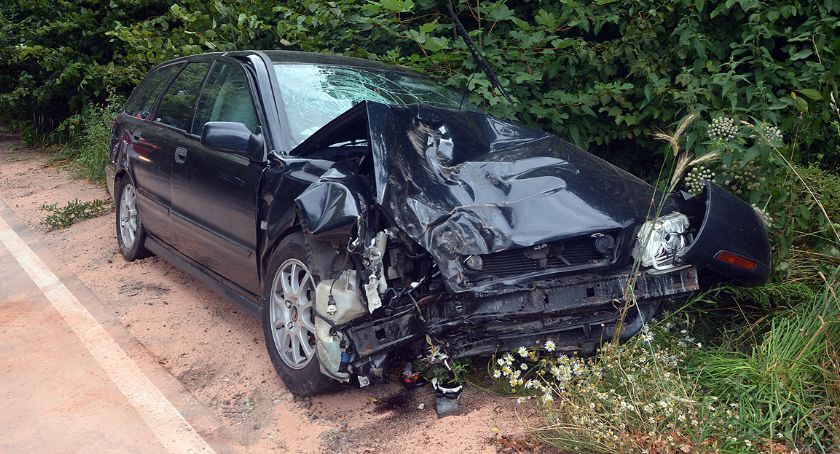 Borucino. Volvo uderzyło w drzewo