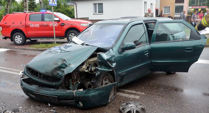 Somonino. Zderzenie trzech pojazdów - cztery osoby poszkodowane