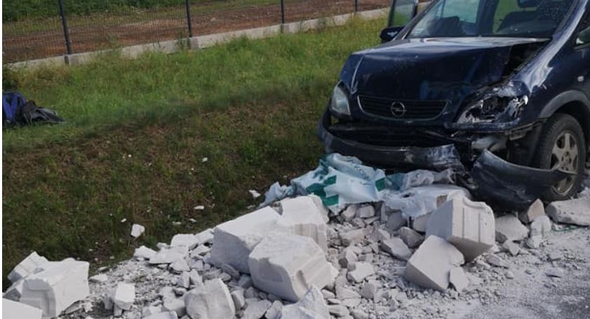 Miszewko. VW Transporter z przyczepą przewrócił się na K20