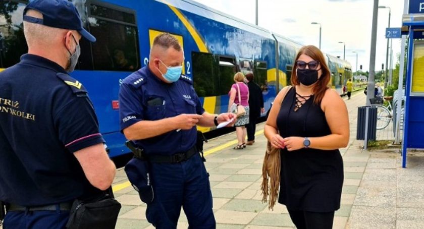 Kontrole w sklepach i na dworcach - policjanci sprawdzają, jak przestrzegamy obostrzeń
