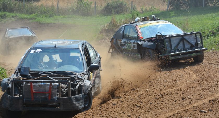 Kilkadziesiąt pojazdów oddało ostatni dech. Pełen emocji i adrenaliny Wrak Race w Kościerzynie za nami