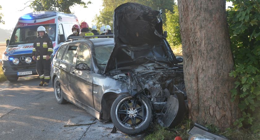 Klukowa Huta. BMW rozbiło się na drzewie - kierujący pod wpływem środków psychotropowych