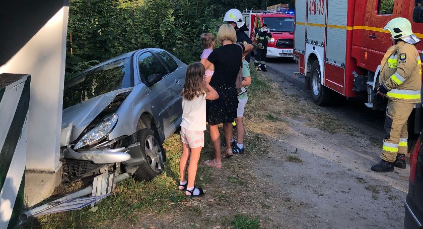 Sulęczyno-Węsiory. Peugeotem uderzyła w przystanek autobusowy