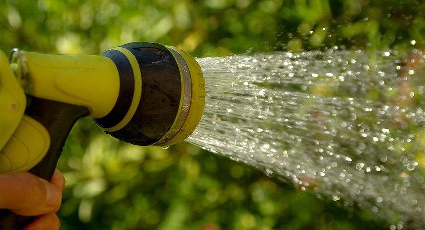 Kąpiel musi poczekać - przez podlewanie ogródków brak wody w kranach