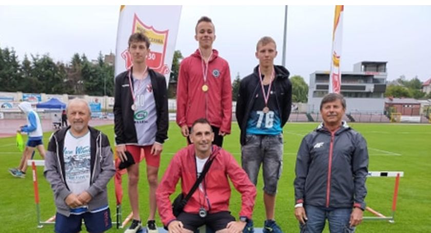 Biegacze GKS Żukowa oraz Cartusii Kartuzy z medalami Mistrzostw Okręgu. Krzysztof Różnicki z najlepszym wynikiem w Europie