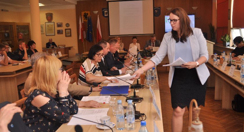 Kartuscy radni zamienią papierowe dokumenty na tablety?