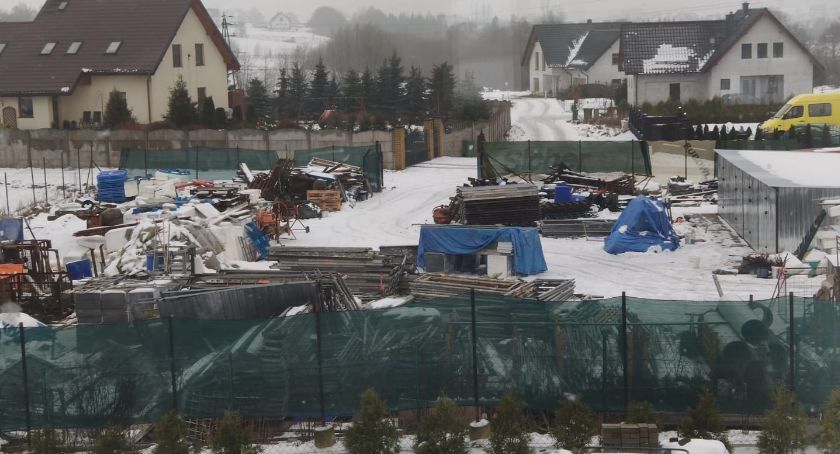 Odpady budowlane i nieustanny hałas uprzykrzają życie mieszkańcom Łapalic? 