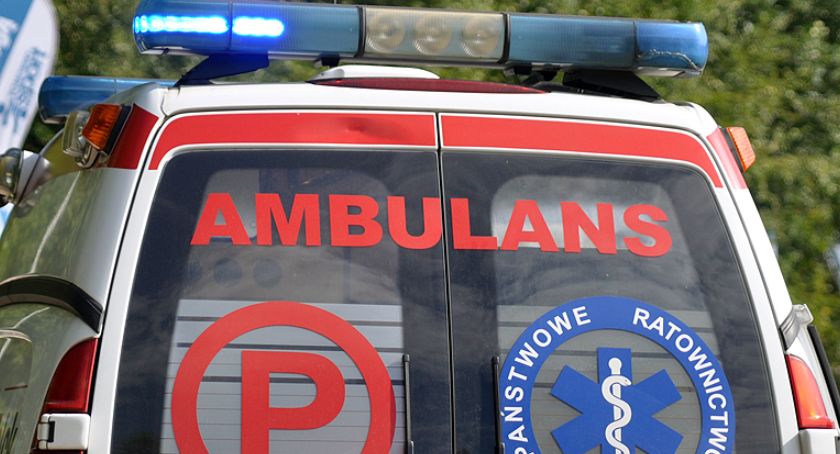 Ford uderzył w drzewo - jedna osoba ranna 