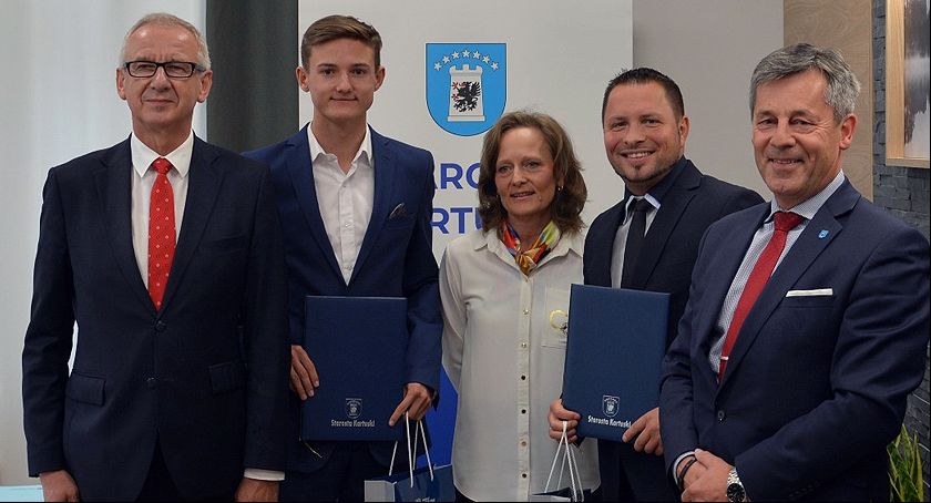 Krzysztof Różnicki młody mistrz Polski i jego trener Krzysztof Król nagrodzeni przez starostę