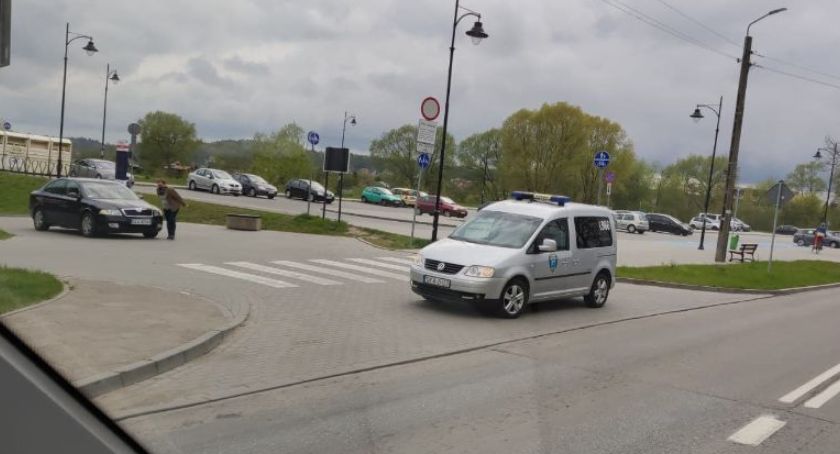 Sąd: gmina bezprawnie postawiła znak zakazujący wjazd do kwiaciarni na Placu Brunona w Kartuzach