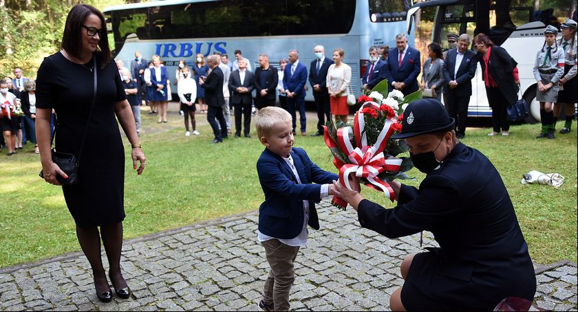Upamiętnili ofiary II wojny światowej - w Kaliskach złożyli hołd pomordowanym