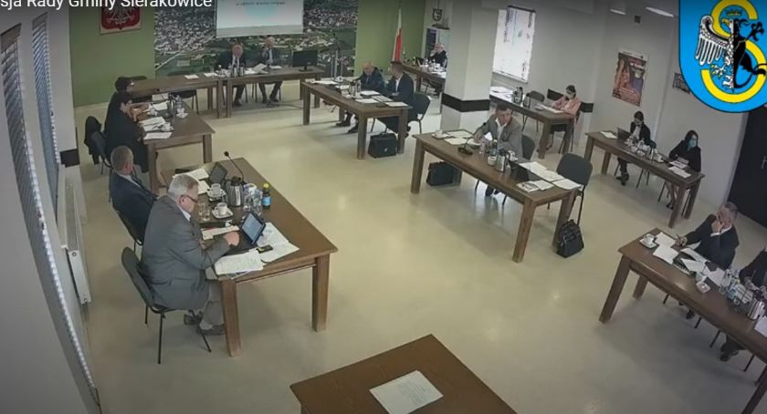 Ostra wymiana zdań podczas sesji. Czy w Załakowie powstanie sala gimnastyczna?