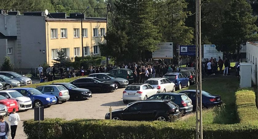 Młodzież nie boi się koronawirusa? Uczniowie tłumnie gromadzą się przed szkołami
