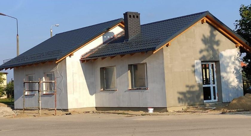 Trwa budowa zamiejscowego punktu wydziału komunikacji w Sierakowicach