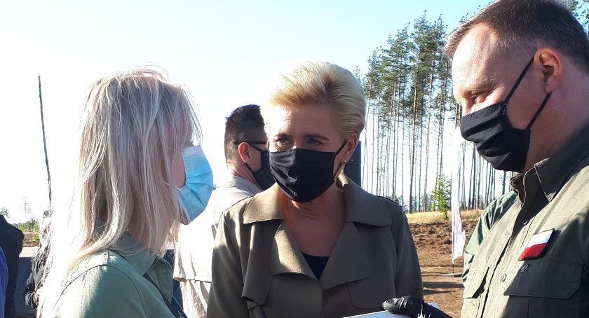 Uczniowie z Podjaz sadzili las razem z Parą Prezydencką
