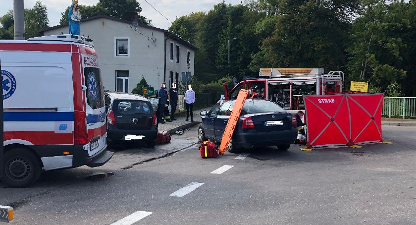 Sulęczyno. Czołowo-boczne zderzenie skody z hyundaiem - trzy osoby w szpitalu