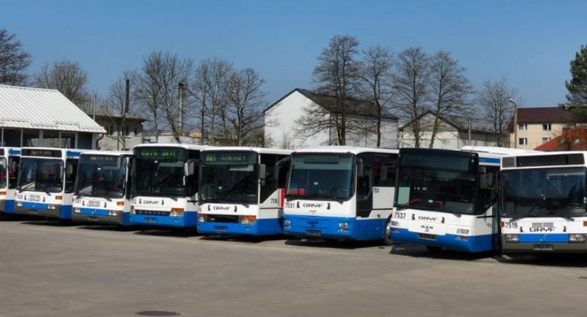 Mniej miejsc dla pasażerów komunikacji w czerwonej strefie. Zaplanuj podróż do szkoły i pracy!