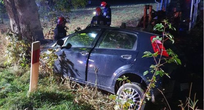Pomieczyno. Fiat uderzył w drzewo i dachował - nie żyje 62-letnia kobieta 