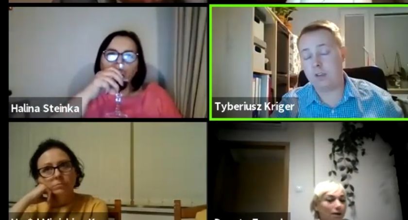 Zdalna sesja Rady Miejskiej w Kartuzach. Co pije radna?