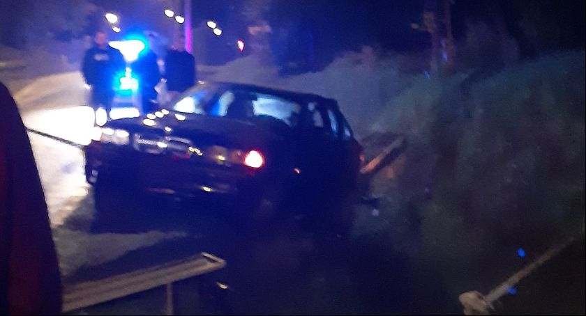 BMW zakończyło zbyt szybką jazdę na barierkach