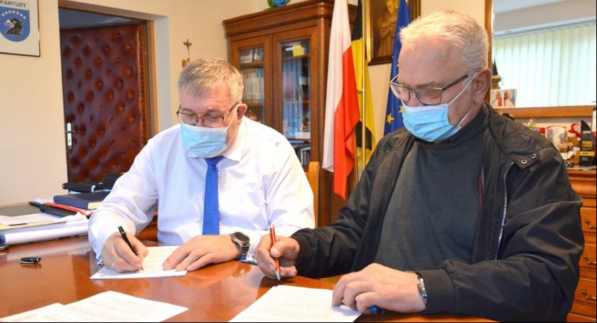 Kartuzy. Umowy na kanalizację dla Mezowa i remonty gminnych dróg podpisane