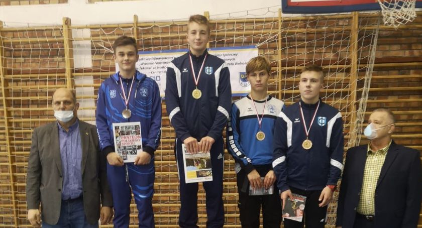 Zapaśnicy Cartusii i Moreny z medalami Międzywojewódzkich Mistrzostwach Młodzików w Żukowie