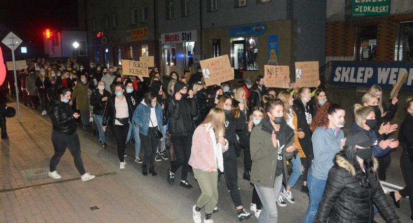 Ulicami Sierakowic przeszedł marsz w obronie praw kobiet. Przy kościele manifestacja 