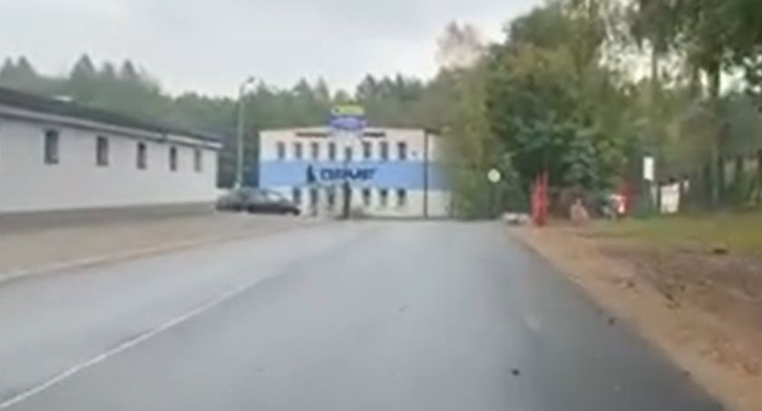 Radni pytają o nowy asfalt w kierunku bazy Gryf w Kartuzach. Burmistrz unika odpowiedzi
