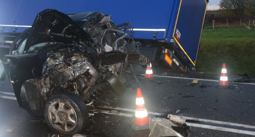 Hopowo. Hyundai wpadł pomiędzy dwie ciężarówki - kierowca osobówki zginął na miejscu