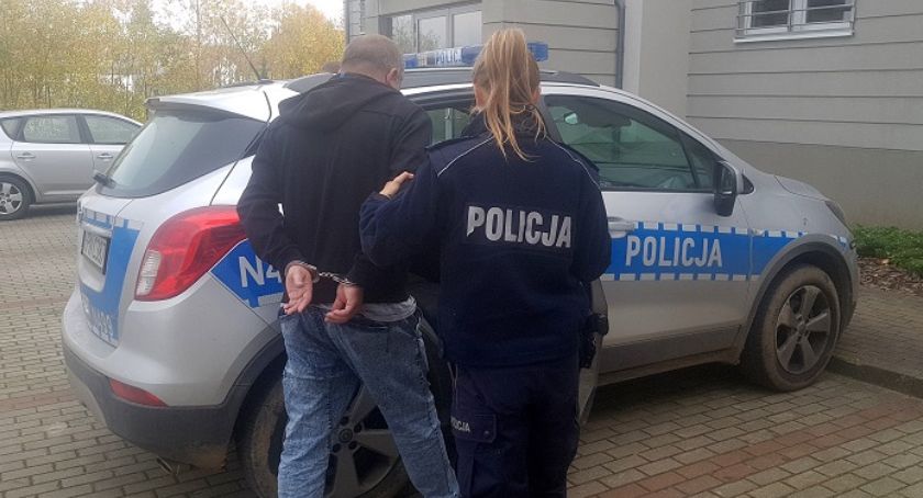 Kartuzy. Wywieźli 19-latka do lasu, okradli i pobili