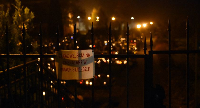Mieszkańcy powiatu zdążyli odwiedzić groby przed zamknięciem cmentarzy
