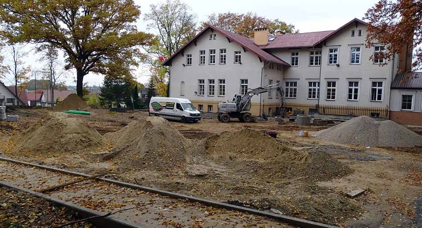 Pępowo. Prace przy budowie nowego boiska szkolnego mają się powoli ku końcowi