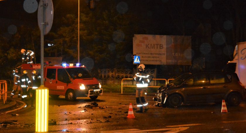 Kolizja z udziałem strażackiego wozu na skrzyżowaniu w Miszewie