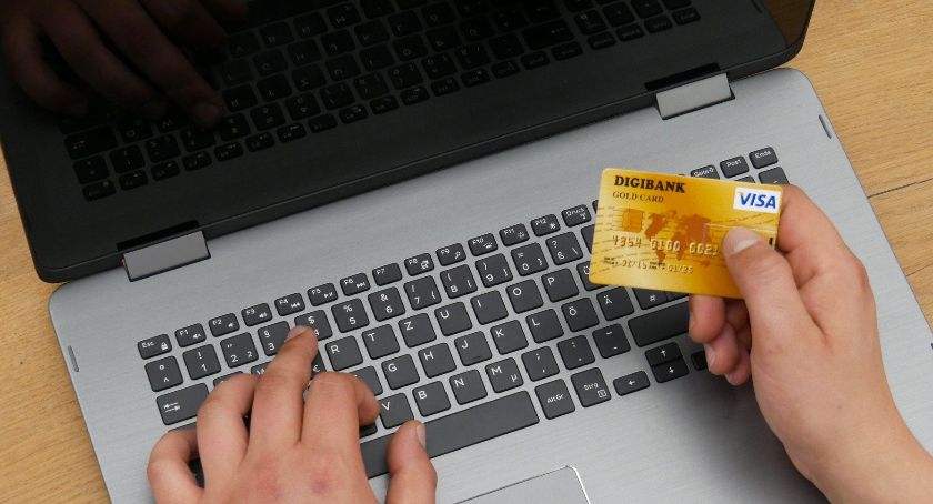 Podał się za pracownika banku, zyskał dostęp do telefonu i konta 28-latki