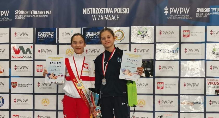 Dominika Konkel i Aurelia Godzińska z medalami Mistrzostw Młodziczek w zapasach